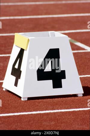 Avvia il blocco mercato per la corsia 4 su una pista di atletica leggera. Niente persone. Foto Stock