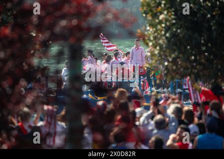 Bilbao, Spagna, 04/11/2024 Athletic Club squadra di calcio che celebra la vittoria della Coppa del Re di Spagna nell'estuario di Bilbao sulla chiatta Foto Stock