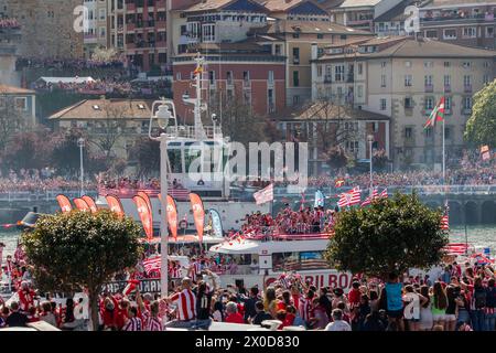 Bilbao, Spagna, 04/11/2024 Athletic Club squadra di calcio che celebra la vittoria della Coppa del Re di Spagna nell'estuario di Bilbao sulla chiatta Foto Stock