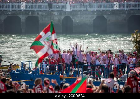 Bilbao, Spagna, 04/11/2024 Athletic Club squadra di calcio che celebra la vittoria della Coppa del Re di Spagna nell'estuario di Bilbao sulla chiatta Foto Stock