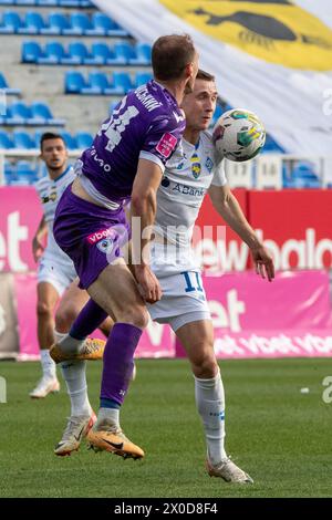 Non esclusivo: KIEV, UCRAINA - 8 APRILE 2024 - difensore Nazarii Muravskyi (L) (C) del FC LNZ Cherkasy è visto in azione con l'attaccante Vladyslav Vanat Foto Stock