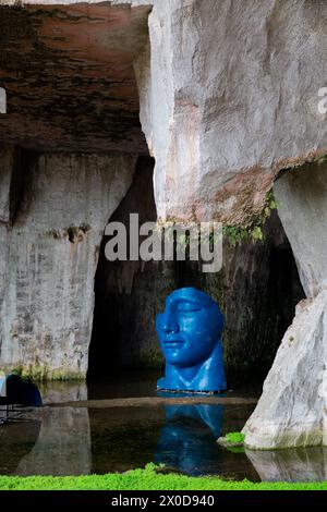 "Grotta dei cordari", la grotta dei ropemakers perché questi artigiani vi lavoravano. Oggi è sede di una mostra temporanea di vibranti volti blu Foto Stock