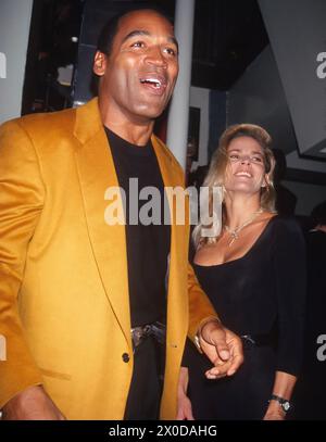 **FILE PHOTO** O.J. Simpson è morto. 1993 OJ Simpson Nicole Brown Simpson John Barrett/PHOTOlink.net /MediaPunch Foto Stock