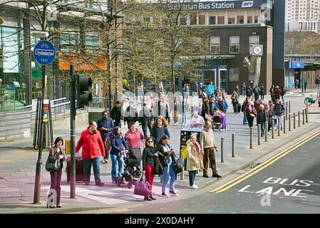 Glasgow, Scozia, Regno Unito. 11 aprile 2024: Regno Unito Meteo: Ingresso alla stazione degli autobus di Buchanan soleggiato e caldo in città. Credit Gerard Ferry/Alamy Live News Foto Stock