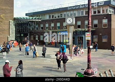 Glasgow, Scozia, Regno Unito. 11 aprile 2024: Regno Unito Meteo: Ingresso alla stazione degli autobus di Buchanan soleggiato e caldo in città. Credit Gerard Ferry/Alamy Live News Foto Stock