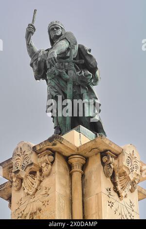 Tarragona, Spagna - 11 aprile 2024: Nel cuore di Tarragona, una statua di Roger de Lauria, valoroso ammiraglio della Corona d'Aragona, si erge come remin Foto Stock