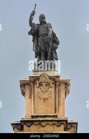 Tarragona, Spagna - 11 aprile 2024: Questo monumento a Tarragona, raffigurante Roger de Lauria, un ammiraglio medievale, evoca un senso di potere e vittoria, un t Foto Stock