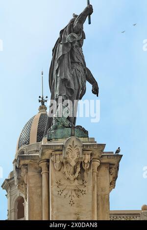 Tarragona, Spagna - 11 aprile 2024: Questo memoriale a Tarragona cattura la maestosità di Roger de Lauria, un ammiraglio medievale, la cui figura in pietra si erge Foto Stock