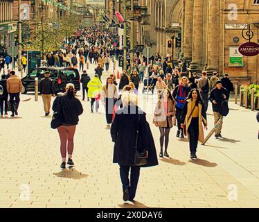 Glasgow, Scozia, Regno Unito. 11 aprile 2024: Regno Unito Meteo: Soleggiato e caldo in città. Credit Gerard Ferry/Alamy Live News Foto Stock