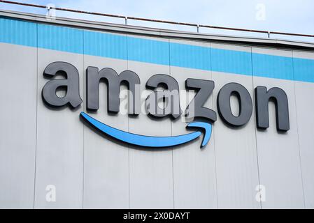 Bronx, New York - 22 ottobre 2023: Esterno del magazzino Amazon Fulfillment Center con il logo primo piano a New York Foto Stock