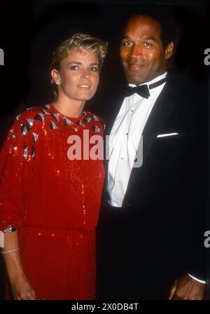 **FILE PHOTO** O.J. Simpson è morto. OJ Simpson e Nicole Simpson 1984 foto di John Barrett/PHOTOlink/MediaPunch Foto Stock