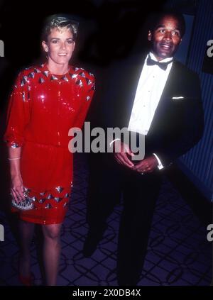 **FILE PHOTO** O.J. Simpson è morto. OJ Simpson e Nicole Simpson 1984 foto di John Barrett/PHOTOlink/MediaPunch Foto Stock