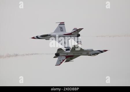 Gli U.S. Air Force Thunderbirds si esibiscono durante il Great Texas Airshow presso Joint base San Antonio-Randolph, Texas, 7 aprile 2024. Foto Stock