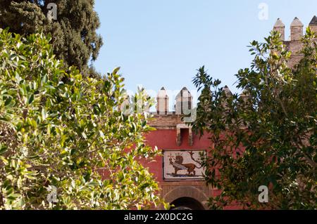 Porta dei leoni dell'Alcazar reale, Siviglia Foto Stock