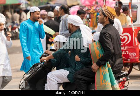 11 aprile 2024: GUWAHATI, INDIA - 11 APRILE: I musulmani con bambini camminano verso un Eidgah per eseguire la preghiera di Eid al-Fitr a Guwahati, India, l'11 aprile 2024. I musulmani di tutto il mondo celebrano la festa di Eid al-Fitr, che segna la fine del mese di digiuno del Ramadan (Credit Image: © David Talukdar/ZUMA Press Wire) SOLO PER L'USO EDITORIALE! Non per USO commerciale! Foto Stock