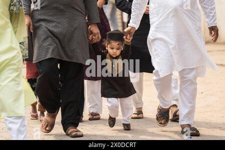 11 aprile 2024: GUWAHATI, INDIA - 11 APRILE: I musulmani con bambini camminano verso un Eidgah per eseguire la preghiera di Eid al-Fitr a Guwahati, India, l'11 aprile 2024. I musulmani di tutto il mondo celebrano la festa di Eid al-Fitr, che segna la fine del mese di digiuno del Ramadan (Credit Image: © David Talukdar/ZUMA Press Wire) SOLO PER L'USO EDITORIALE! Non per USO commerciale! Foto Stock