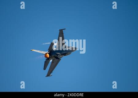 Il capitano Taylor "FEMA" Hiester, comandante e pilota dell'F-16 Viper Demonstration Team, esegue la manovra di svolta ad alto G alla Maxwell Air Force Foto Stock