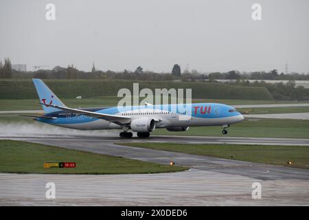 TUI Boeing 787-9 Dreamliner decollo in condizioni di pioggia all'aeroporto di Birmingham, Regno Unito (G-TUIO) Foto Stock