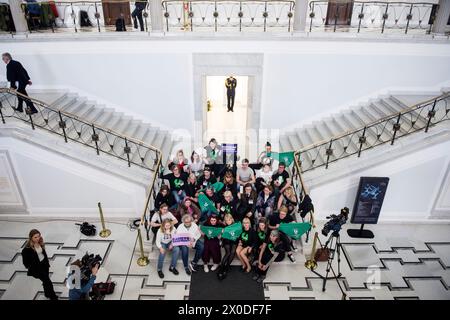 Marta Lempart con gli attivisti dell'organizzazione Women's Strike (Strajk Kobiet) posano nella sala parlamentare. Il parlamento polacco tiene un dibattito da tempo atteso sulla liberalizzazione della rigorosa legge sull'aborto del paese. La nazione tradizionalmente cattolica ha una delle leggi più restrittive in Europa, ma la realtà è che molte donne terminano le gravidanze a casa con pillole spedite dall'estero. I legislatori della camera bassa (Sejm) del parlamento esamineranno quattro diverse proposte l'11 e il 12 aprile durante la 9a sessione del Parlamento. Attualmente l'aborto è regolato da una legge del 1993, che era Foto Stock