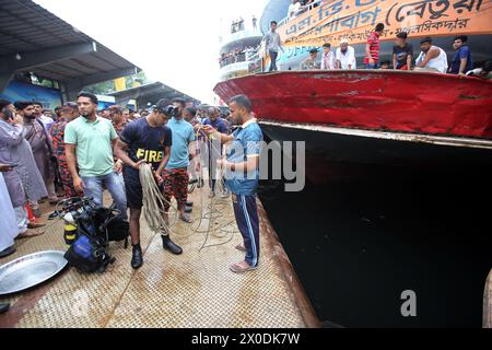 Dhaka, Wari, Bangladesh. 11 aprile 2024. Vigile del fuoco, funzionari di sicurezza e persone locali si riuniscono in seguito a un incidente navale al terminal navale di Sadarghat a Dacca, Bangladesh, 11 aprile 2024. Secondo la polizia fluviale, almeno cinque persone sono state uccise dopo che la corda di una nave è stata strappata durante un tentativo di parcheggio da parte di un'altra nave al terminal delle navi Sadarghat a Dacca. (Credit Image: © Habibur Rahman/ZUMA Press Wire) SOLO PER USO EDITORIALE! Non per USO commerciale! Foto Stock