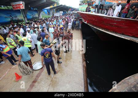 Dhaka, Wari, Bangladesh. 11 aprile 2024. Vigile del fuoco, funzionari di sicurezza e persone locali si riuniscono in seguito a un incidente navale al terminal navale di Sadarghat a Dacca, Bangladesh, 11 aprile 2024. Secondo la polizia fluviale, almeno cinque persone sono state uccise dopo che la corda di una nave è stata strappata durante un tentativo di parcheggio da parte di un'altra nave al terminal delle navi Sadarghat a Dacca. (Credit Image: © Habibur Rahman/ZUMA Press Wire) SOLO PER USO EDITORIALE! Non per USO commerciale! Foto Stock