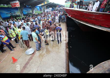 Dhaka, Wari, Bangladesh. 11 aprile 2024. Vigile del fuoco, funzionari di sicurezza e persone locali si riuniscono in seguito a un incidente navale al terminal navale di Sadarghat a Dacca, Bangladesh, 11 aprile 2024. Secondo la polizia fluviale, almeno cinque persone sono state uccise dopo che la corda di una nave è stata strappata durante un tentativo di parcheggio da parte di un'altra nave al terminal delle navi Sadarghat a Dacca. (Credit Image: © Habibur Rahman/ZUMA Press Wire) SOLO PER USO EDITORIALE! Non per USO commerciale! Foto Stock