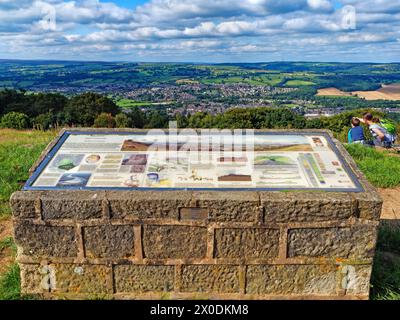 Regno Unito, West Yorkshire, Otley, Otley Chevin, Surprise View Interpretation Board Viewpoint con vista su Otley Town. Foto Stock
