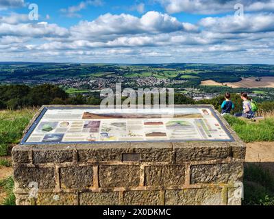 Regno Unito, West Yorkshire, Otley, Otley Chevin, Surprise View Interpretation Board Viewpoint con vista su Otley Town. Foto Stock