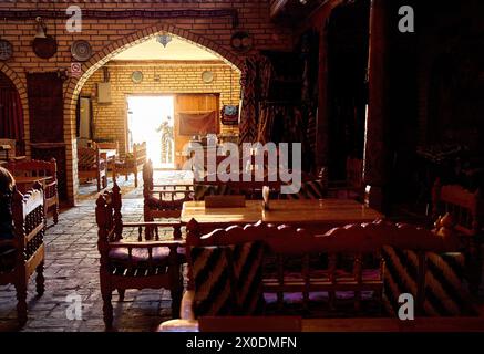 Tradizionale chaihana della casa da tè uzbeka con tavolo e sedie nella città di Bukhara in Uzbekistan, Asia centrale Foto Stock