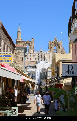 Famagosta, Cipro del Nord - 30 agosto 2023: Turisti non identificati che camminano sotto il forte sole estivo al popolare quartiere dello shopping all'interno del castello Foto Stock