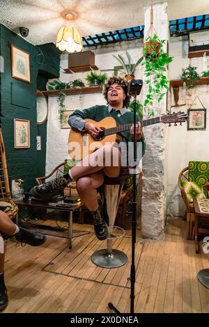 Ruti Olajugbagbe canta in una sessione acustica privata al bobby Fitzpatrick Bar nel nord-ovest di Londra Foto Stock