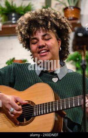 Ruti Olajugbagbe canta in una sessione acustica privata al bobby Fitzpatrick Bar nel nord-ovest di Londra Foto Stock