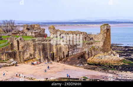 Vista dello storico castello di St Andrews del XIII secolo durante il sole primaverile nella contea di Fife, Scozia Foto Stock