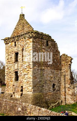 Vista dello storico castello di St Andrews del XIII secolo durante il sole primaverile nella contea di Fife, Scozia Foto Stock