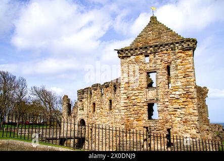 Vista dello storico castello di St Andrews del XIII secolo durante il sole primaverile nella contea di Fife, Scozia Foto Stock