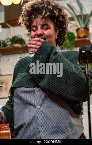 Ruti Olajugbagbe canta in una sessione acustica privata al bobby Fitzpatrick Bar nel nord-ovest di Londra Foto Stock