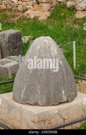 La Sacra pietra di Omphalos, "ombelico del mondo" presso il sito archeologico di Delfi, Grecia centrale. Foto Stock