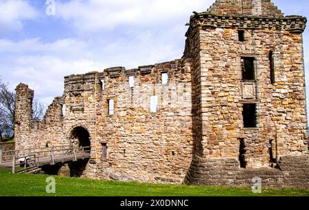 Vista dello storico castello di St Andrews del XIII secolo durante il sole primaverile nella contea di Fife, Scozia Foto Stock