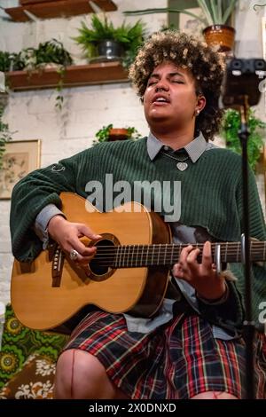 Ruti Olajugbagbe canta in una sessione acustica privata al bobby Fitzpatrick Bar nel nord-ovest di Londra Foto Stock