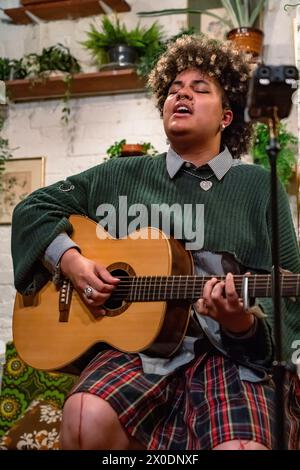 Ruti Olajugbagbe canta in una sessione acustica privata al bobby Fitzpatrick Bar nel nord-ovest di Londra Foto Stock