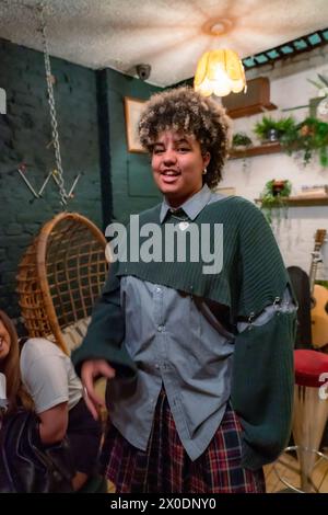 Ruti Olajugbagbe canta in una sessione acustica privata al bobby Fitzpatrick Bar nel nord-ovest di Londra Foto Stock