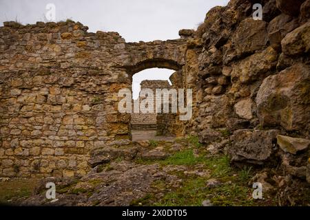 Edifici rovinati nel castello di Scarborough, in Inghilterra. Foto Stock