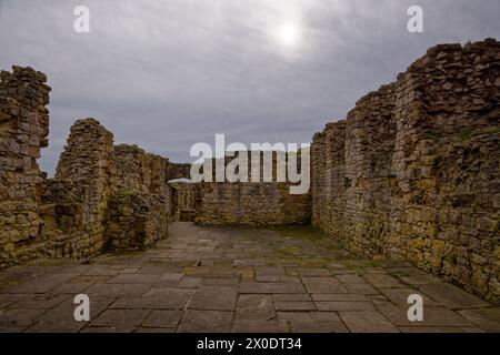 Edifici rovinati nel castello di Scarborough, in Inghilterra. Foto Stock