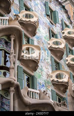 Esterno di Casa Batlló, un edificio nel centro di Barcellona, Spagna, progettato da Antoni Gaudí. Foto Stock
