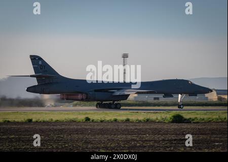 Un B-1B Lancer con il 9th Expeditionary Bomb Squadron della Dyess Air Force base, Texas, decolla a sostegno della Bomber Task Force Europe Foto Stock