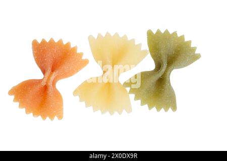 Tre assaggi di diversi colori di pasta alle farfalle. Isolato su sfondo bianco. Primo piano. Foto Stock