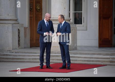 Il primo ministro polacco Donald Tusk tiene una riunione sull'agenda strategica a Varsavia. Il primo ministro della Polands Donald Tusk e il presidente del Consiglio europeo Charles Michel parlano prima della riunione dell'agenda strategica di giovedì 11 aprile 2024 a Varsavia, in Polonia. Varsavia Polonia Copyright: XAleksanderxKalkax Foto Stock