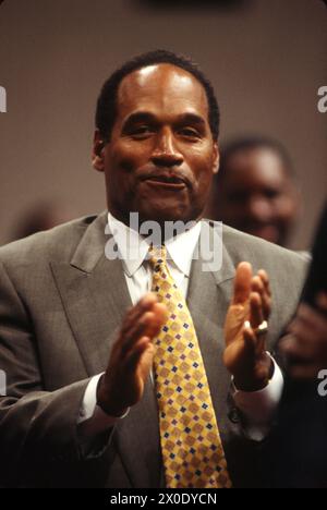 L'ex star del football e del cinema OJ Simpson visita la Howard University e una chiesa nera a Washington DC nell'agosto 1996. Foto Stock