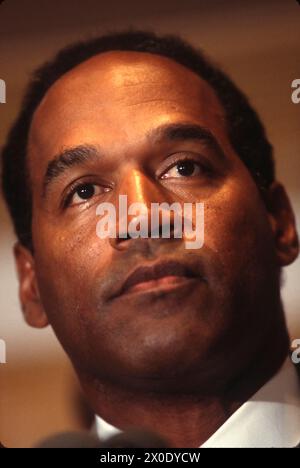 L'ex star del football e del cinema OJ Simpson visita la Howard University e una chiesa nera a Washington DC nell'agosto 1996. Foto Stock