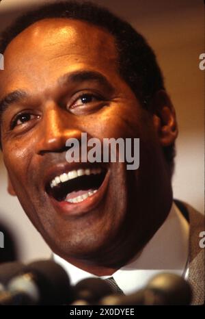 L'ex star del football e del cinema OJ Simpson visita la Howard University e una chiesa nera a Washington DC nell'agosto 1996. Foto Stock